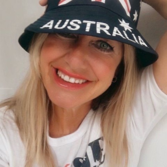 Profile Picture of Louise Readett (@louisareadett) on Poshmark