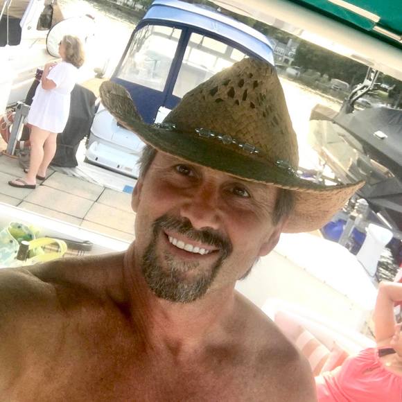 Profile Picture of Thomas Richards (@themobilestone) on Poshmark