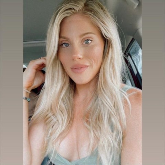 Profile Picture of Naomi Alvisio (@naomialvisio) on Poshmark