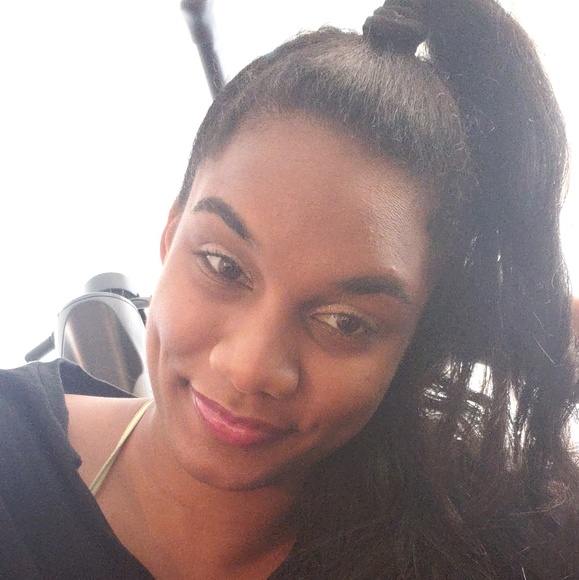 Profile Picture of Stephanie Cuthbertson-miller (@bellosboutique) on Poshmark