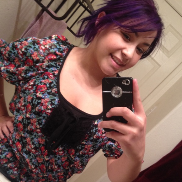 Profile Picture of Celena Cintron (@emmalinne28) on Poshmark