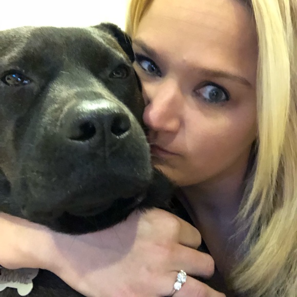 Profile Picture of Amanda Gestl (@mges13) on Poshmark