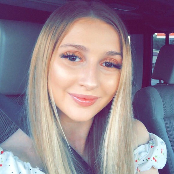 Profile Picture of Savannah Joyce (@savannahnjoyce) on Poshmark