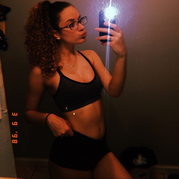 Profile Picture of Alana💞 Bruza (@bvby_alana) on Poshmark