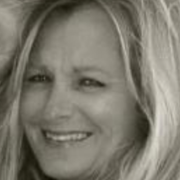 Profile Picture of Kim Hulsey (@kh112) on Poshmark
