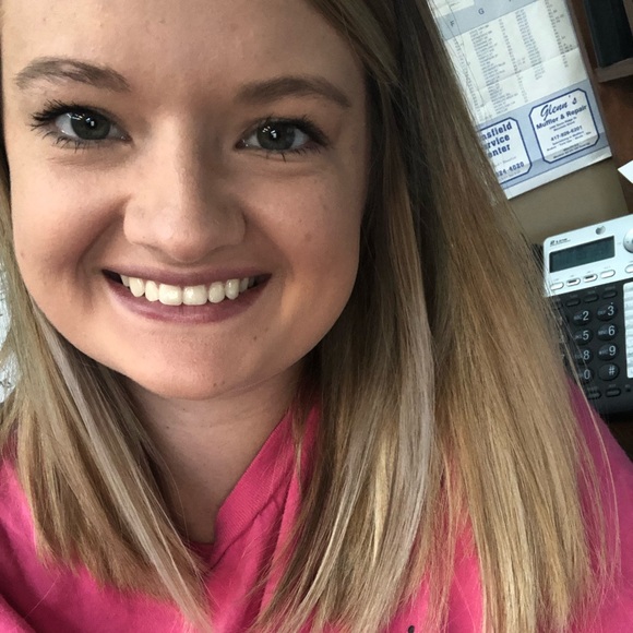 Profile Picture of Chrissi Beesler (@chrissibeesler) on Poshmark