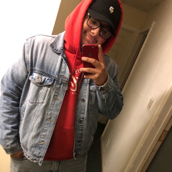 Profile Picture of Carlos Mendez (@c1ngk4rlo5) on Poshmark
