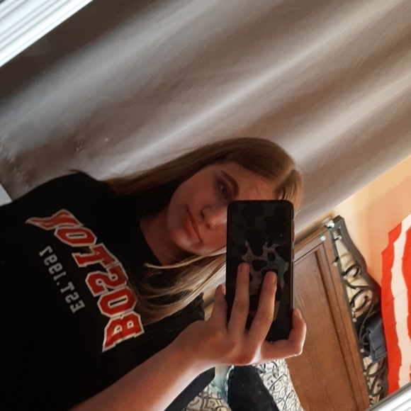 Profile Picture of Kaylea Damrow (@kayleadamrow) on Poshmark