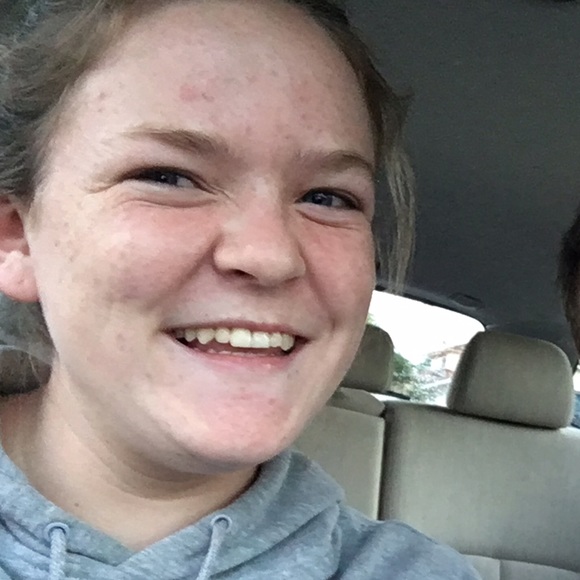 Profile Picture of Megan Gilleece (@megangills) on Poshmark