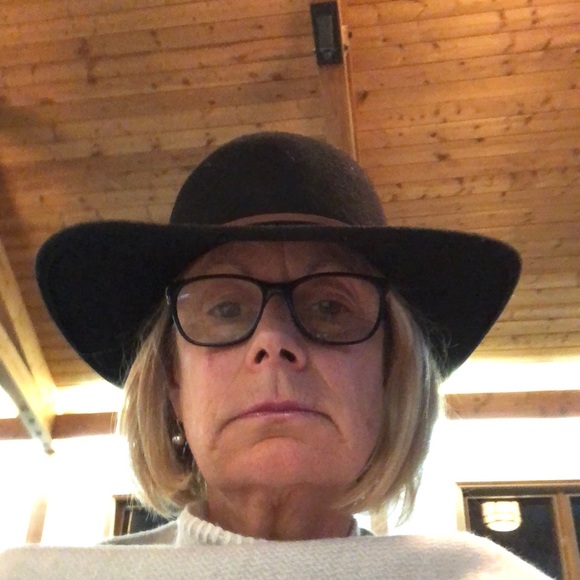 Profile Picture of Brenda Lynham (@brendalynham) on Poshmark