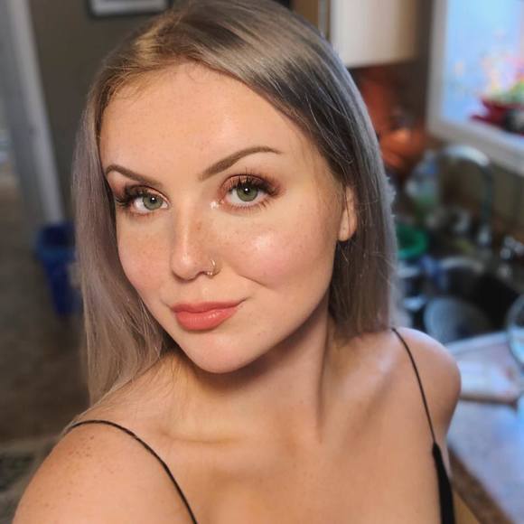 Profile Picture of Lily Anstey (@ansteylily) on Poshmark