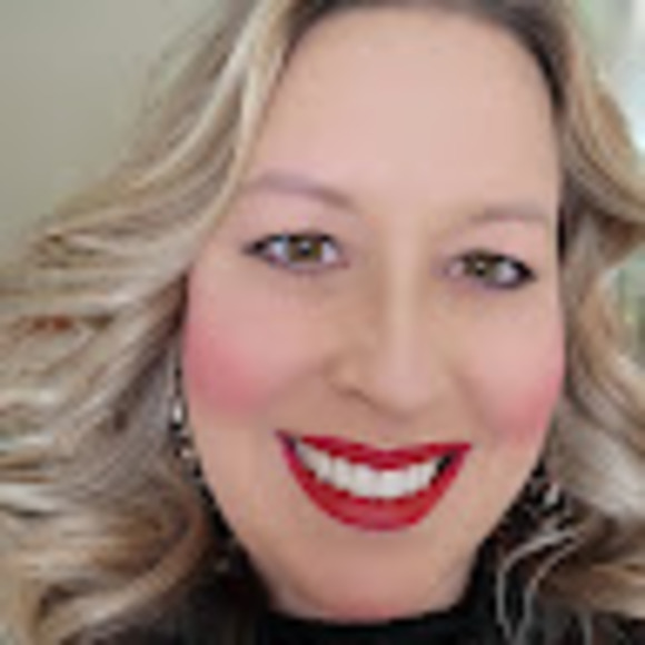 Profile Picture of Mandy Eckmann (@m_eckmann) on Poshmark