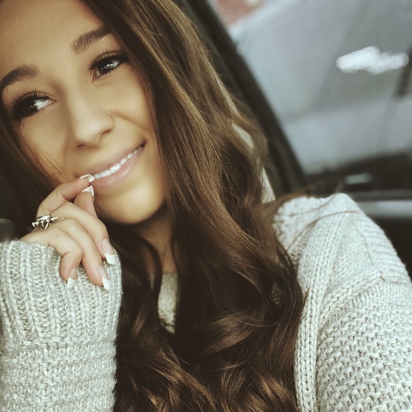 Profile Picture of Ashley Kamide (@aashleytaaylor) on Poshmark