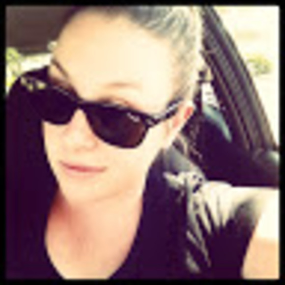 Profile Picture of Phoebe Parker (@pheebzlouise) on Poshmark