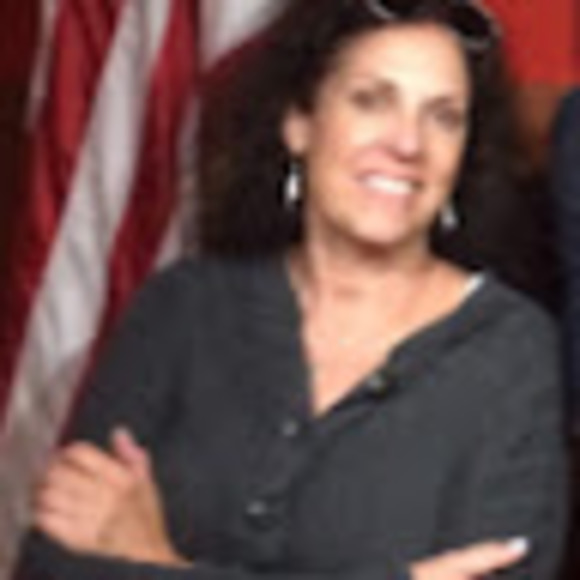 Profile Picture of Donna Schechter (@donnaschechter9) on Poshmark