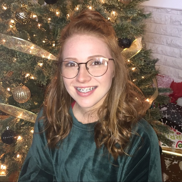 Profile Picture of Olivia Sinclair (@osinclair) on Poshmark