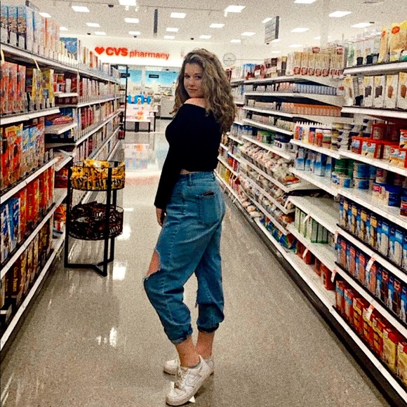 Profile Picture of Sydney Lakeman (@sydneylakeman) on Poshmark