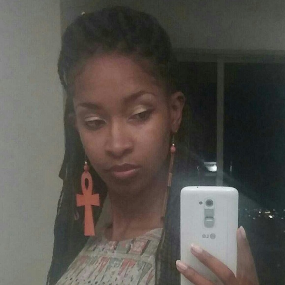 Carissa Ray - Poshmark Profile Picture of Carissa Ray (@mzbaines0515) on Poshmark