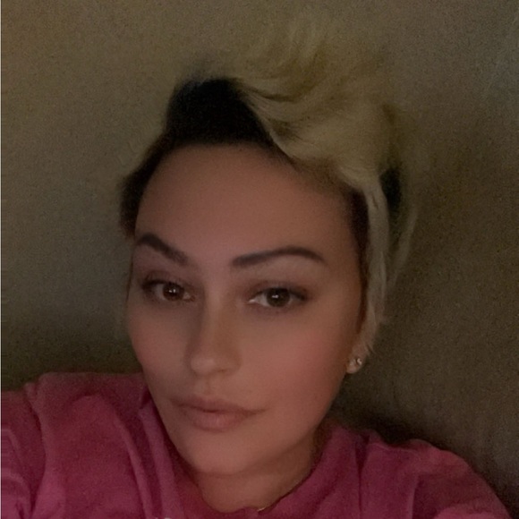 Profile Picture of Lacey Hanson (@tiantewinn12) on Poshmark