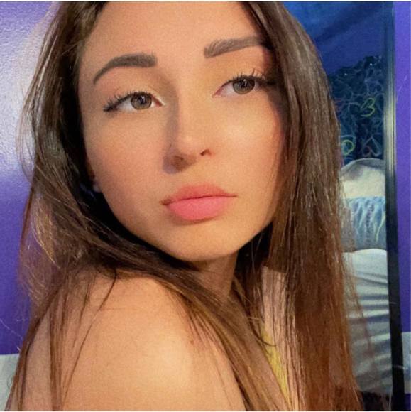 Profile Picture of Haley Pearson (@haleypearson136) on Poshmark