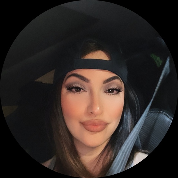 Profile Picture of Bianca Cordova (@bianca_cordova) on Poshmark