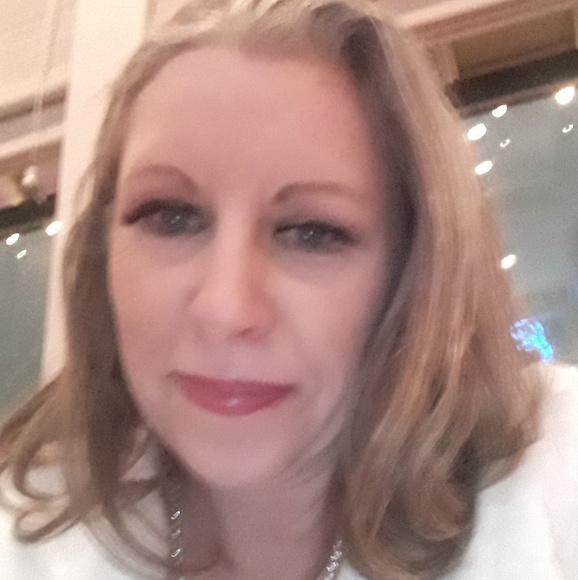 Profile Picture of Shawna Redmond (@thymelee) on Poshmark