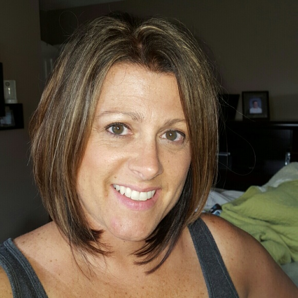 Profile Picture of Stacy Floyd (@slfloyd34) on Poshmark