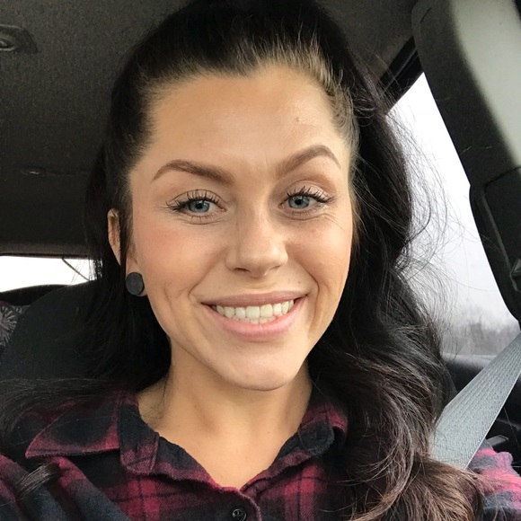 Profile Picture of Danielle Downey (@danielleddenise) on Poshmark