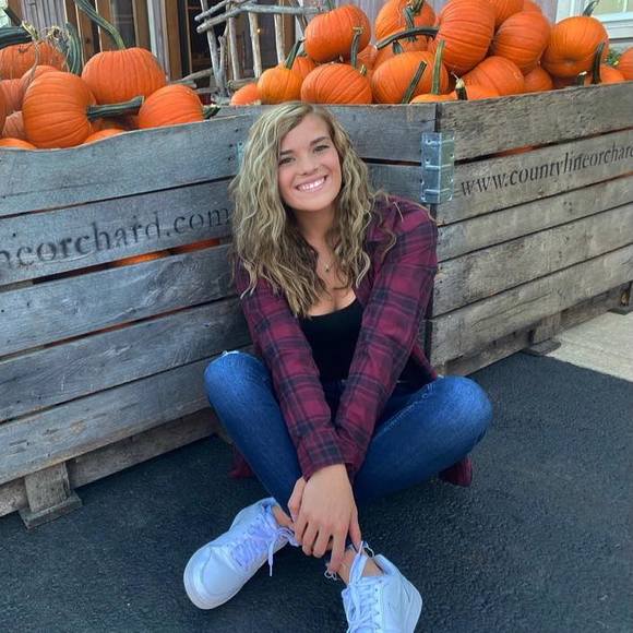 Profile Picture of Bryanna Moonen (@bmoonen273) on Poshmark