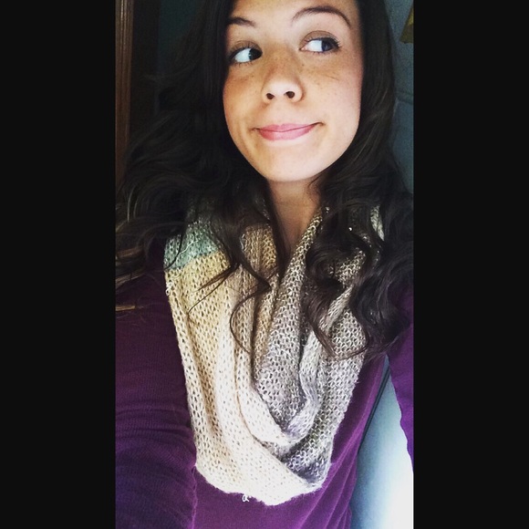 Profile Picture of Danni Gromala (@dannigromala) on Poshmark