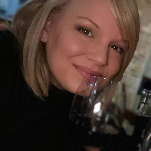 Profile Picture of Holly Thorning (@hollythor) on Poshmark