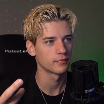 Profile Picture of Nate ☼ (@mcrningroses) on Twitter