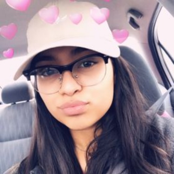 Profile Picture of Brianna Calderas (@bricalderas_) on Poshmark