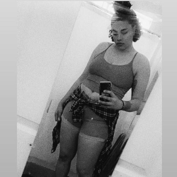 Profile Picture of Johanna Ray (@yahniiii) on Poshmark