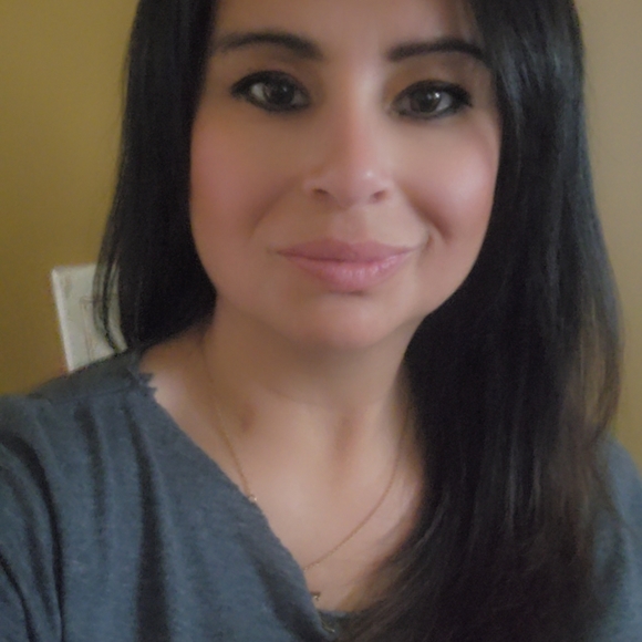 Profile Picture of Eloisa Muniz (@eloisamuniz42) on Poshmark