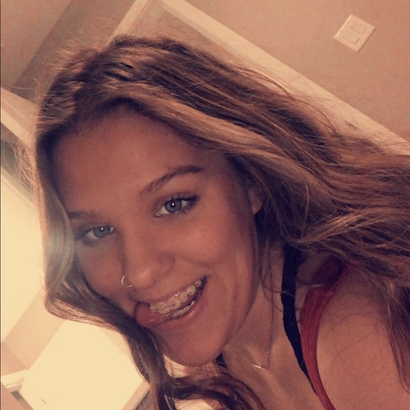 Profile Picture of Anna Brenizer (@anna_b125) on Poshmark