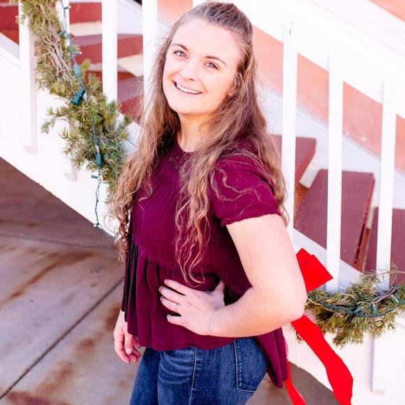 Profile Picture of Whitney Hooper (@whitneyhoope668) on Poshmark