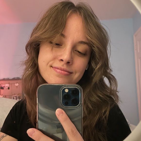 Profile Picture of Andreia Verissimo (@thelostescapist) on Poshmark