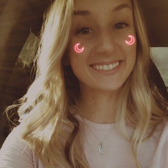 Profile Picture of Brianna Linden (@blinden25) on Poshmark