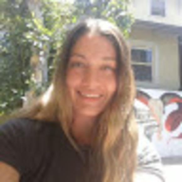 Profile Picture of Glynis Hodgkinson (@glynis_h) on Poshmark