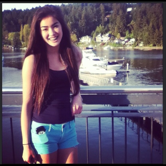 Profile Picture of Mia Ostergren (@mostergren20) on Poshmark