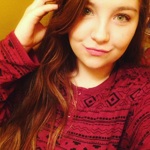 Profile Picture of Karlee Enfinger (@karleeenfinger) on Poshmark