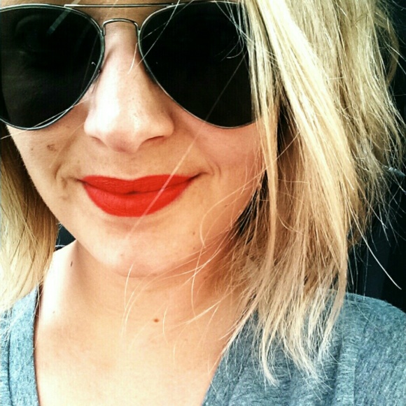 Profile Picture of E Steenbergen (@mizsteen) on Poshmark
