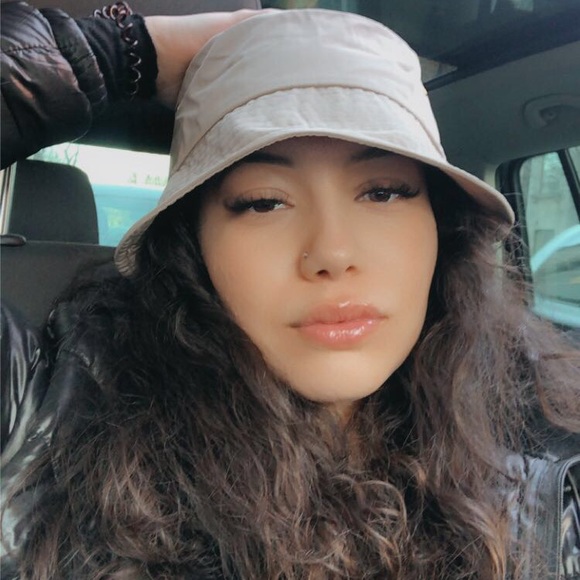 Profile Picture of Leaticia Hammadache (@luzdelunv) on Poshmark