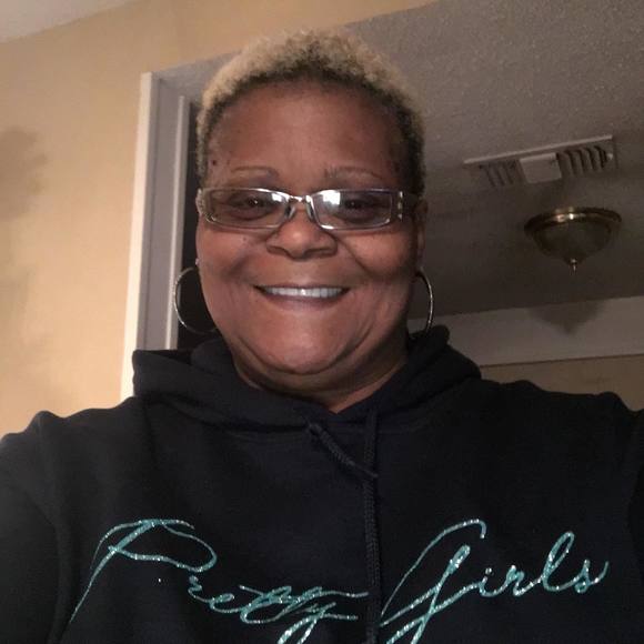 Profile Picture of Rita Byers (@rybyers1967) on Poshmark