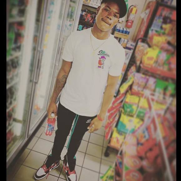 Profile Picture of Jaylan thompson Thompson (@jthonpson2) on Poshmark