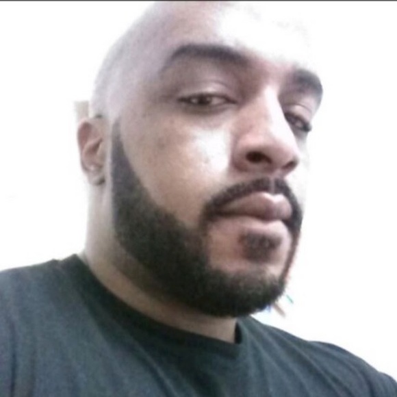 Profile Picture of Larry Reid (@larrei02) on Poshmark