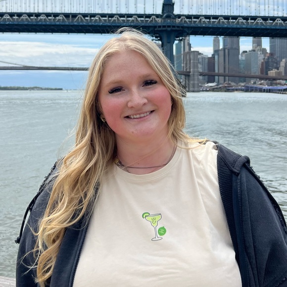 Profile Picture of Joelle Schultz (@cupofjoee) on Poshmark