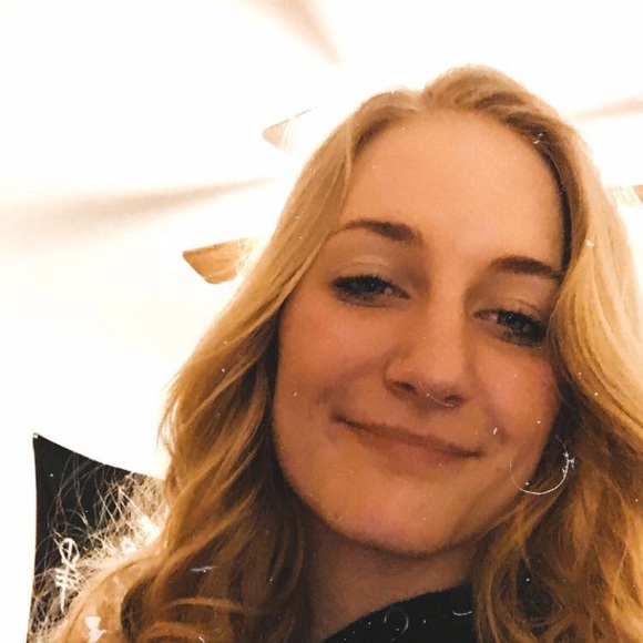 Profile Picture of Anna Bleimund (@ableim) on Poshmark