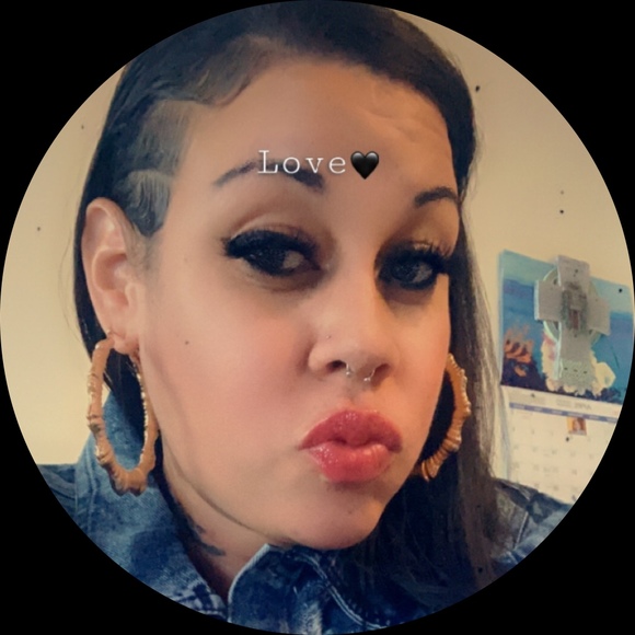 Profile Picture of Yolanda Shaw (@yoli37_) on Poshmark